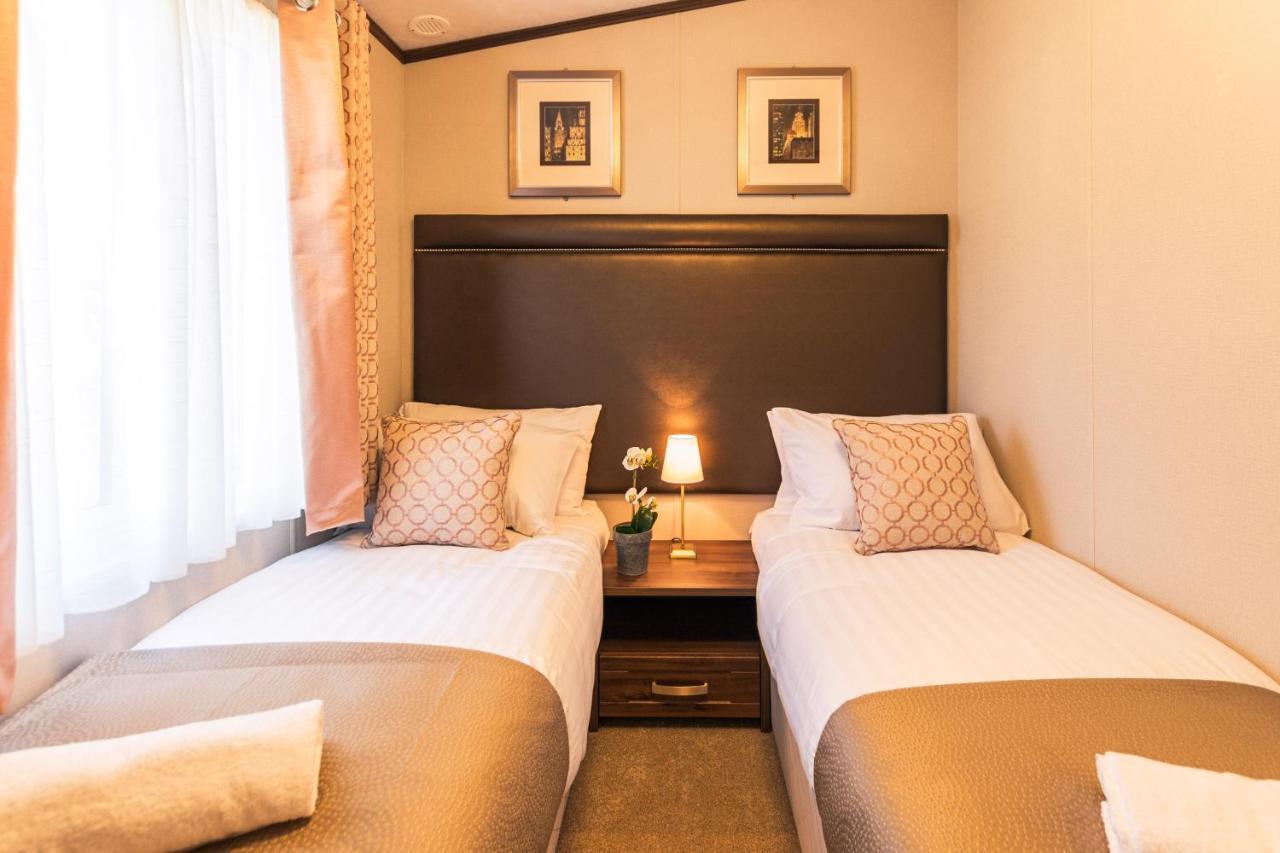 Sutton Lodge With Hot Tub York Bagian luar foto