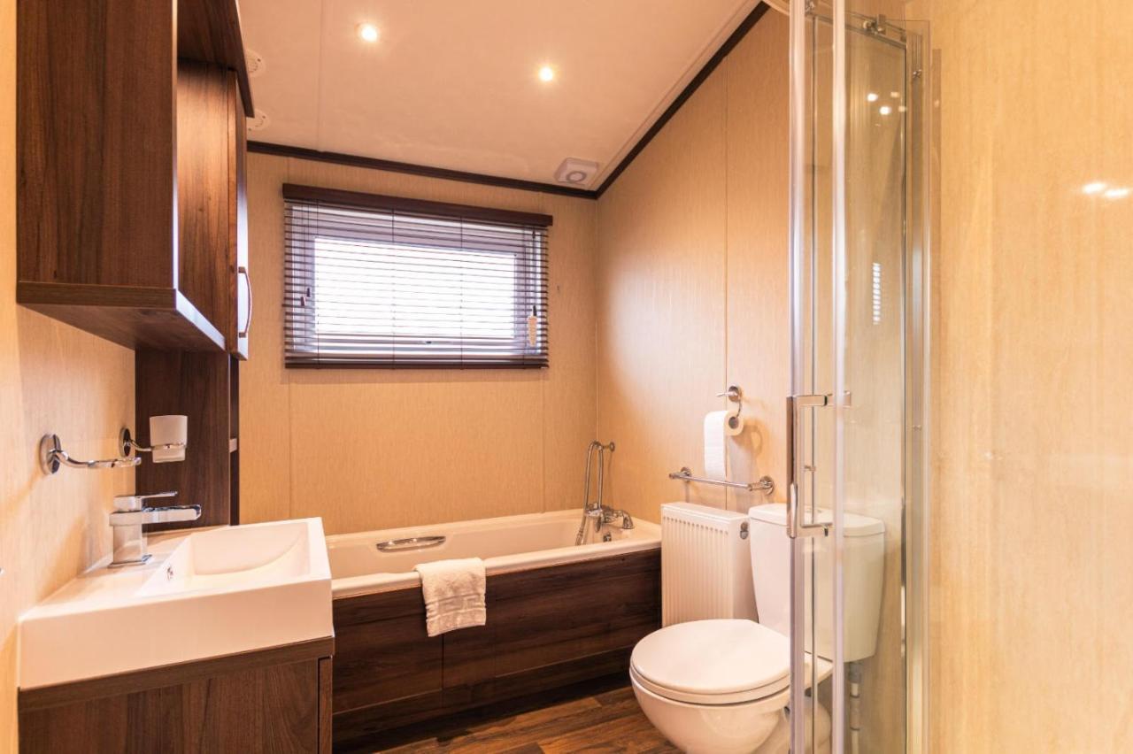 Sutton Lodge With Hot Tub York Bagian luar foto