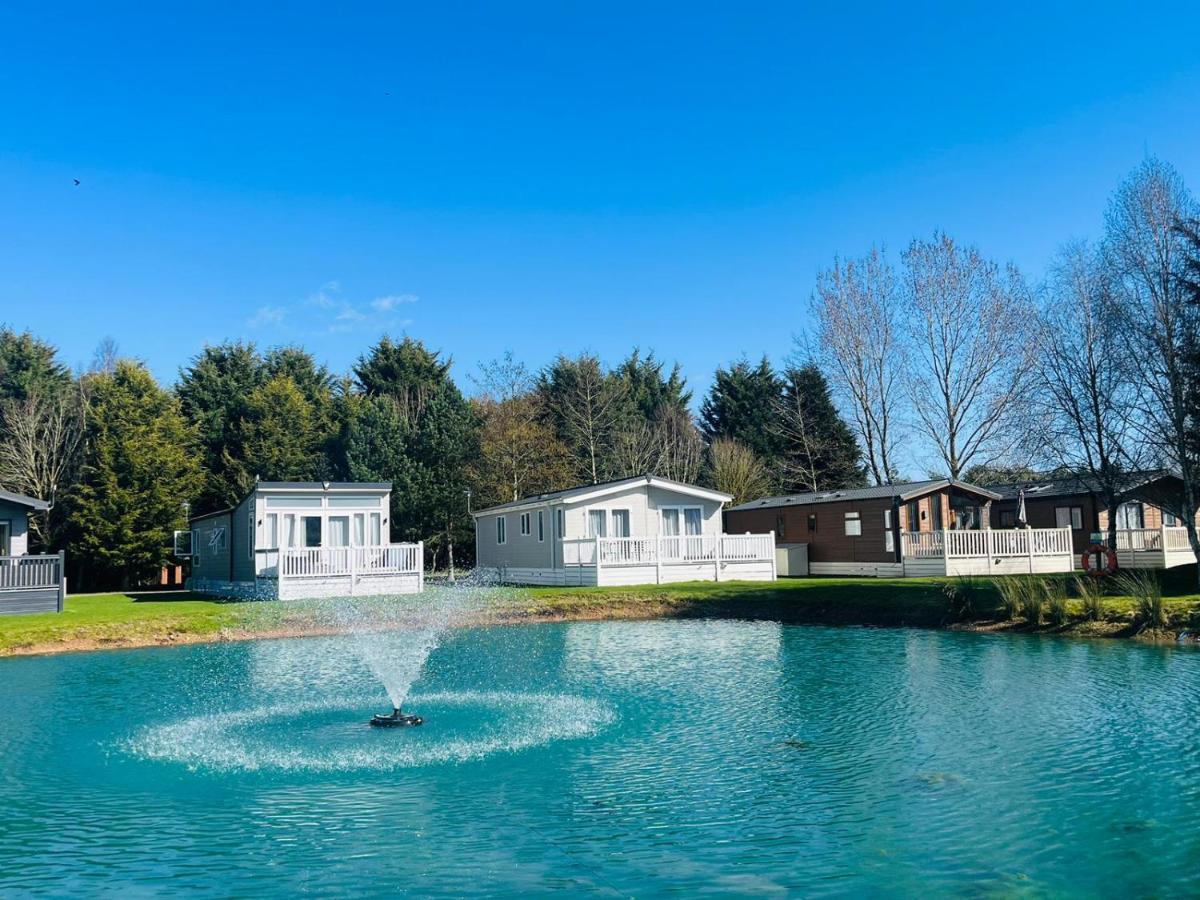 Sutton Lodge With Hot Tub York Bagian luar foto
